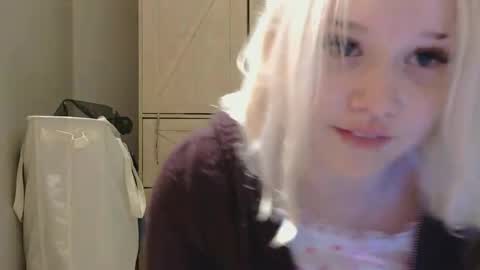 Lilly Dreamz online show from April 28, 6:28 am