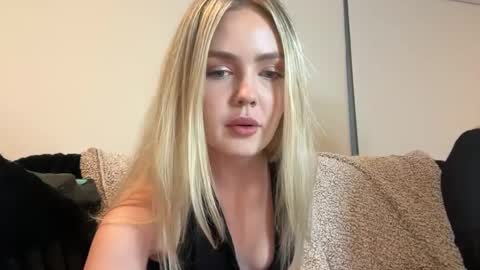 Snapshot of lillysweetsss chatting on October 8, 6:07 am Lilly online show from October 8, 6:07 am