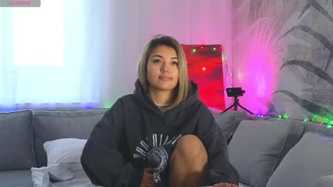 Snapshot of lily_foster_ chatting on December 14, 7:07 am Lily online show from December 14, 7:07 am