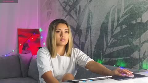 Snapshot of lily_foster_ chatting on January 1, 6:26 am Lily online show from January 1, 6:26 am
