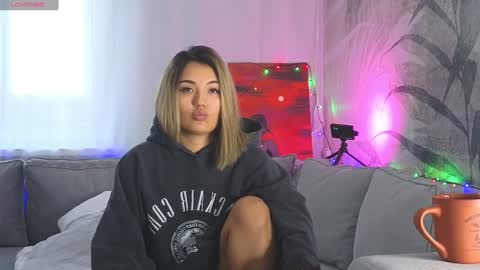 Snapshot of lily_foster_ chatting on December 15, 8:41 am Lily online show from December 15, 8:41 am