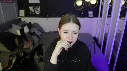 Snapshot of lily_moonlight chatting on March 6, 7:47 am Lily online show from March 6, 7:47 am