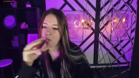 Snapshot of lily_moonlight chatting on January 23, 7:32 am Lily online show from January 23, 7:32 am
