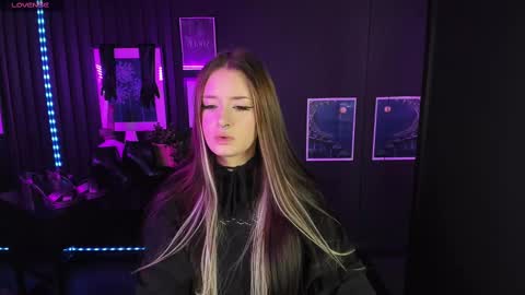 Snapshot of lily_moonlight chatting on February 10, 1:55 pm Lily online show from February 10, 1:55 pm