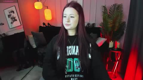 Snapshot of lily_moonlight chatting on October 12, 7:00 am Lily online show from October 12, 7:00 am