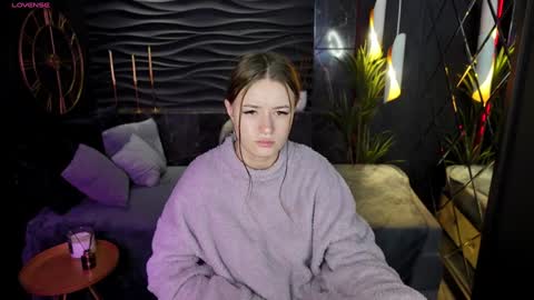 Snapshot of lily_moonlight chatting on December 26, 7:45 am Lily online show from December 26, 7:45 am