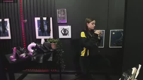 Snapshot of lily_moonlight chatting on February 16, 7:26 am Lily online show from February 16, 7:26 am