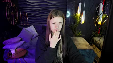 Snapshot of lily_moonlight chatting on January 19, 6:53 am Lily online show from January 19, 6:53 am