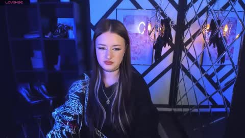 Snapshot of lily_moonlight chatting on February 18, 1:55 pm Lily online show from February 18, 1:55 pm