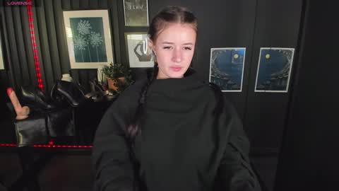Snapshot of lily_moonlight chatting on December 7, 6:21 am Lily online show from December 7, 6:21 am