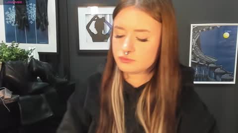 Snapshot of lily_moonlight chatting on January 9, 7:21 am Lily online show from January 9, 7:21 am