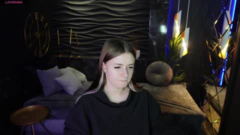 Snapshot of lily_moonlight chatting on February 1, 6:54 am Lily online show from February 1, 6:54 am