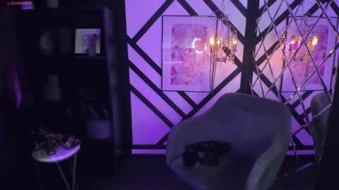 Snapshot of lily_moonlight chatting on March 1, 1:40 pm Lily online show from March 1, 1:40 pm