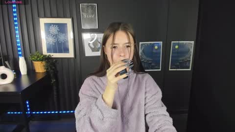 Snapshot of lily_moonlight chatting on December 25, 2:13 pm Lily online show from December 25, 2:13 pm