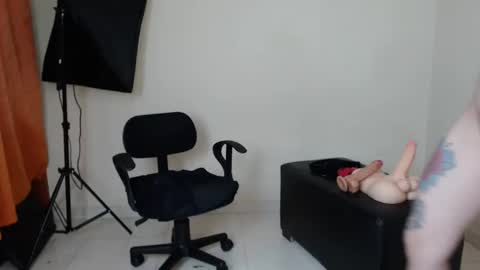 Snapshot of lilyadamsc chatting on February 12, 9:33 pm Lily online show from February 12, 9:33 pm