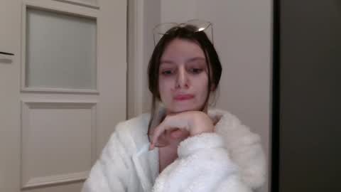 lilycandy_ online show from January 16, 2:35 pm