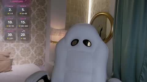 Lilyy online show from September 27, 9:00 pm