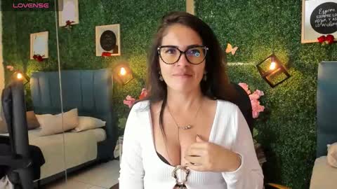 Snapshot of linagh chatting on October 15, 11:35 am Lina online show from October 15, 11:35 am