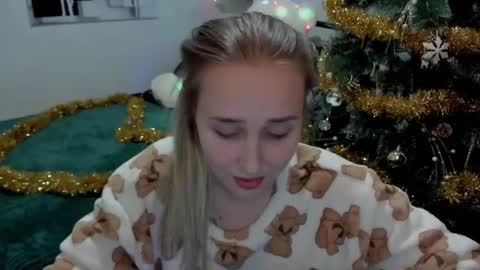 Snapshot of linatruly chatting on December 25, 9:00 pm Lina online show from December 25, 9:00 pm