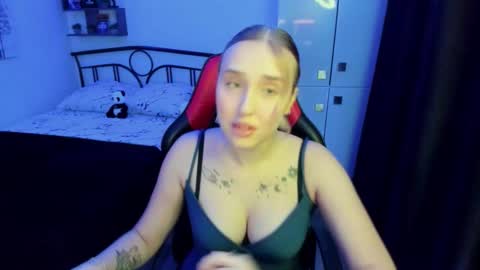 Snapshot of linatruly chatting on October 17, 9:51 pm Lina online show from October 17, 9:51 pm