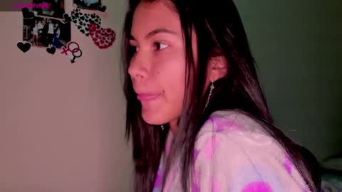 Snapshot of linda_alana chatting on December 10, 9:54 pm Alana online show from December 10, 9:54 pm