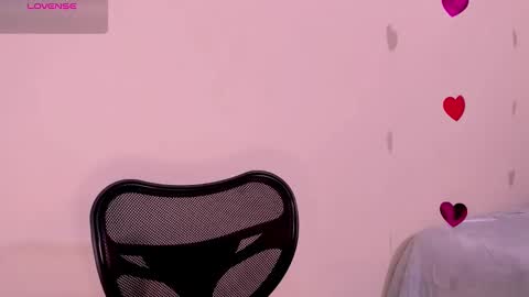 Snapshot of linda_alana chatting on March 6, 6:59 pm Alana online show from March 6, 6:59 pm