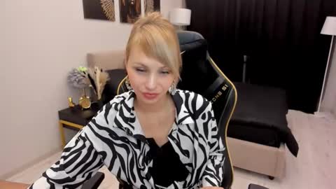 Snapshot of lindasandy chatting on October 13, 6:27 am lindasandy online show from October 13, 6:27 am