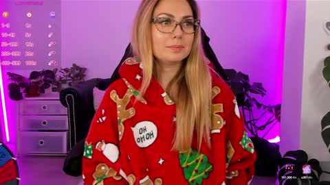 Snapshot of lindawhite_ chatting on December 11, 9:55 pm Linda -- online show from December 11, 9:55 pm