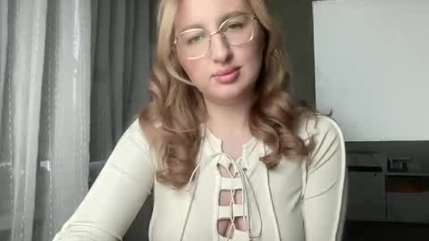 linoreya online show from December 1, 8:18 am