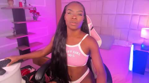 Snapshot of linsyadams chatting on February 17, 9:21 pm online show from February 17, 9:21 pm