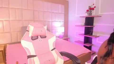 Snapshot of linsyadams chatting on January 9, 4:49 pm online show from January 9, 4:49 pm