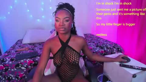 Snapshot of linsyadams chatting on December 4, 4:43 am online show from December 4, 4:43 am