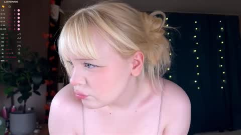 -Lisa- Help me to reach 100 thumbs up3 online show from November 20, 6:42 pm