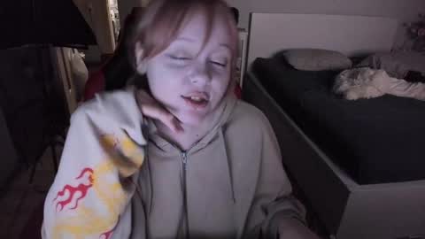 -Lisa- Help me to reach 100 thumbs up3 online show from February 13, 8:24 pm