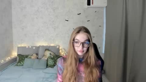 Snapshot of lissacain chatting on October 4, 4:51 am Lissa online show from October 4, 4:51 am