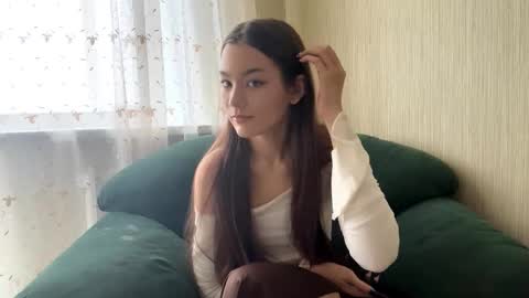 Snapshot of little_ieity chatting on October 13, 4:26 am Viiola online show from October 13, 4:26 am