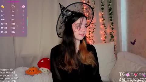 Snapshot of little_teya chatting on October 15, 10:29 am little Teya online show from October 15, 10:29 am