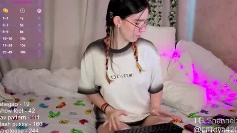 Snapshot of little_teya chatting on September 15, 9:28 am little Teya online show from September 15, 9:28 am