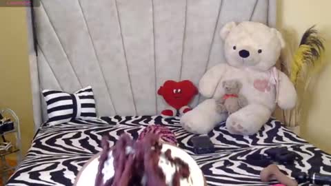 Snapshot of liyahs_lair chatting on February 18, 8:49 am liyah online show from February 18, 8:49 am