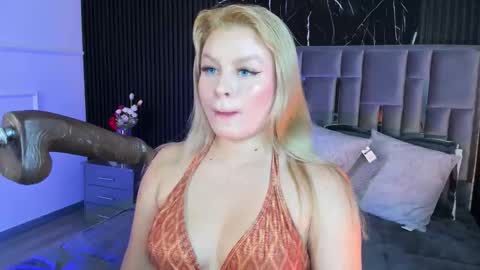 Lola Angel online show from December 19, 9:40 pm