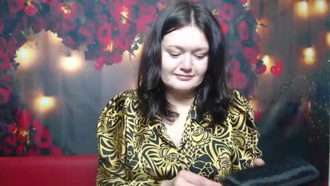 lolahikls online show from March 5, 1:28 pm