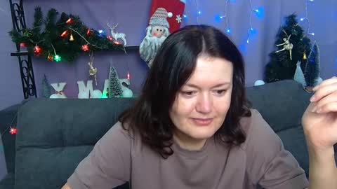 lolahikls online show from December 10, 7:05 am