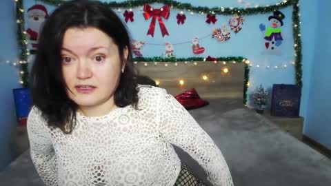 lolahikls online show from December 9, 7:28 am