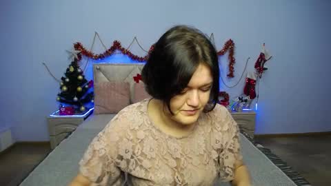 lolahikls online show from December 18, 9:58 am