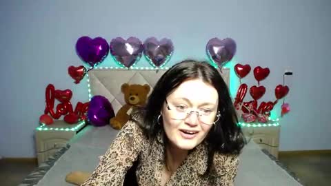 lolahikls online show from March 2, 5:31 pm