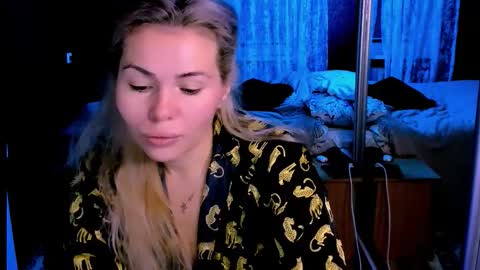 Lora online show from October 27, 2:29 am