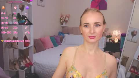 LoraColins online show from October 29, 8:00 pm