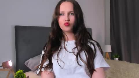 Mia online show from October 23, 1:50 pm