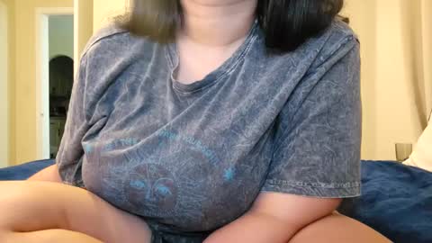 Snapshot of love_raquel_xo chatting on September 23, 2:21 am Raquel Love online show from September 23, 2:21 am