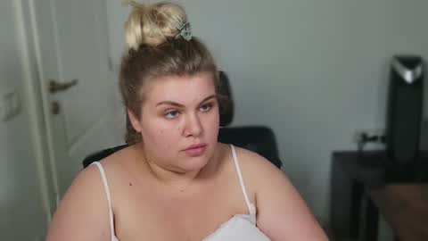 Snapshot of love_wiggy18 chatting on September 26, 2:58 pm Ally online show from September 26, 2:58 pm
